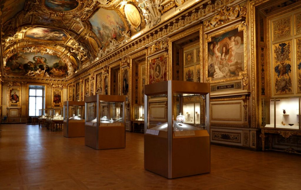 Після пограбування Лувр передав частину коштовностей на зберігання до банку Зали Лувру.