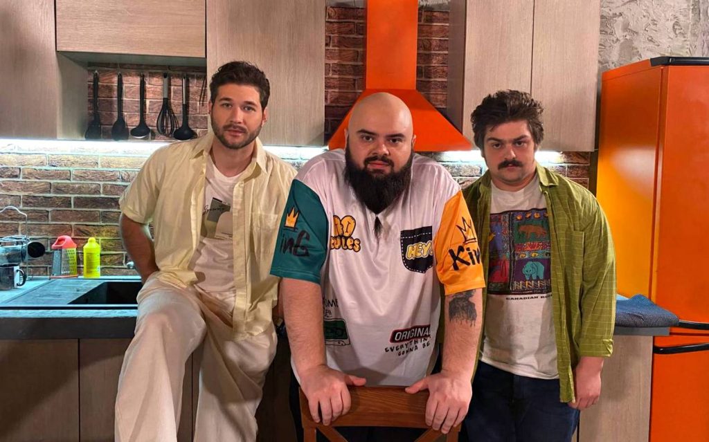 Комедійний серіал «Життя на трьох»: коли та де дивитися онлайн 4 епізод Актори.