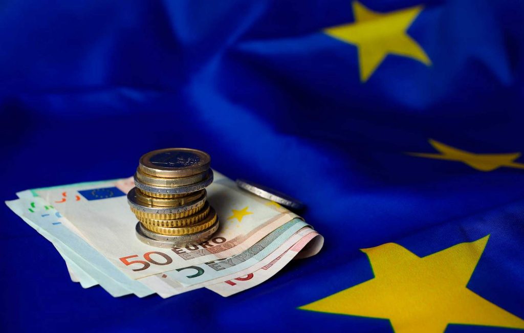 Євро та прапор ЄС.
