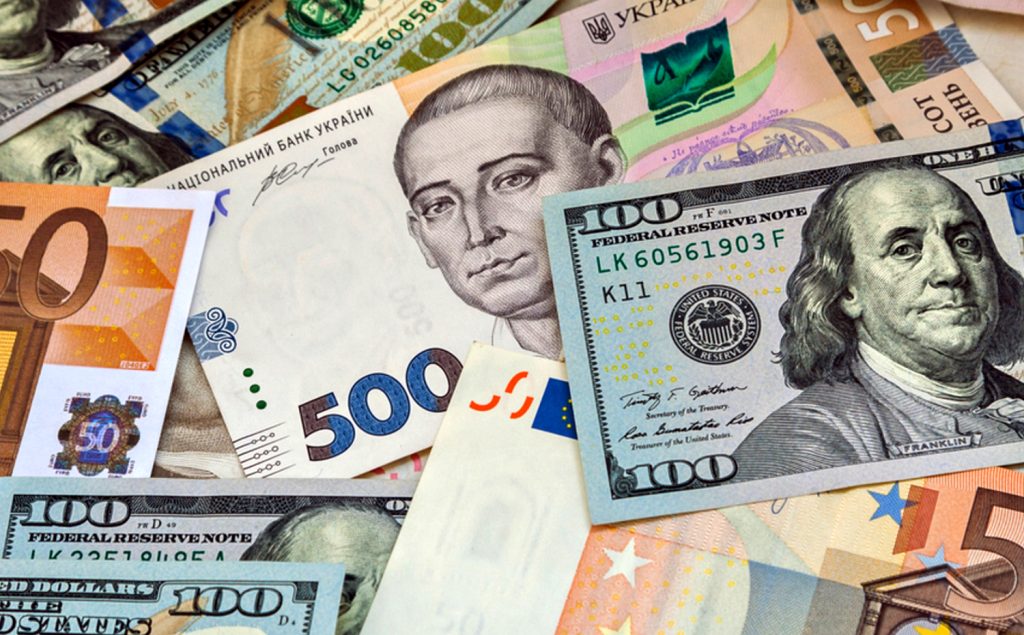Долари, євро та гривні.