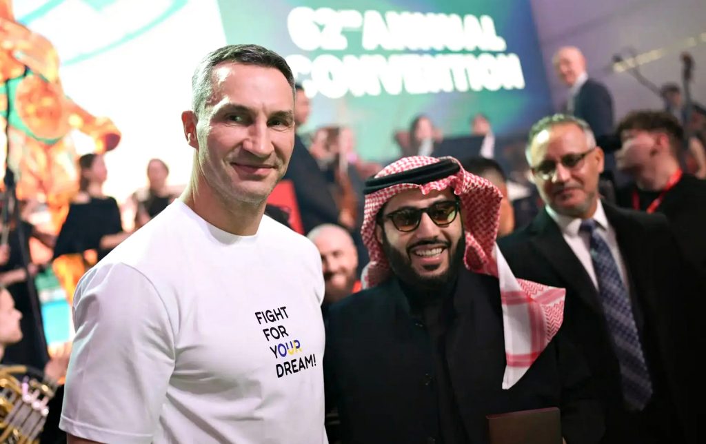 Є незавершені речі — Красюк висловився щодо можливого повернення Кличка-молодшого у бокс Володимир Кличко і Туркі Аль аш-Шейх.