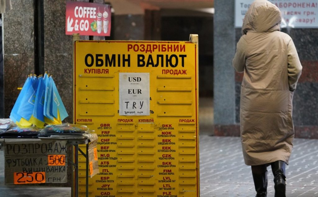 Долар подорожчає на 1-2 гривні: економіст спрогнозував курс валют у листопаді Обмінник.