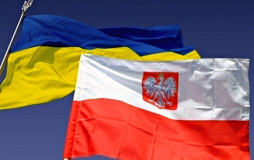 Росія активізувала антиукраїнську кампанію в Польщі — Генштаб Прапори Польщі та України.