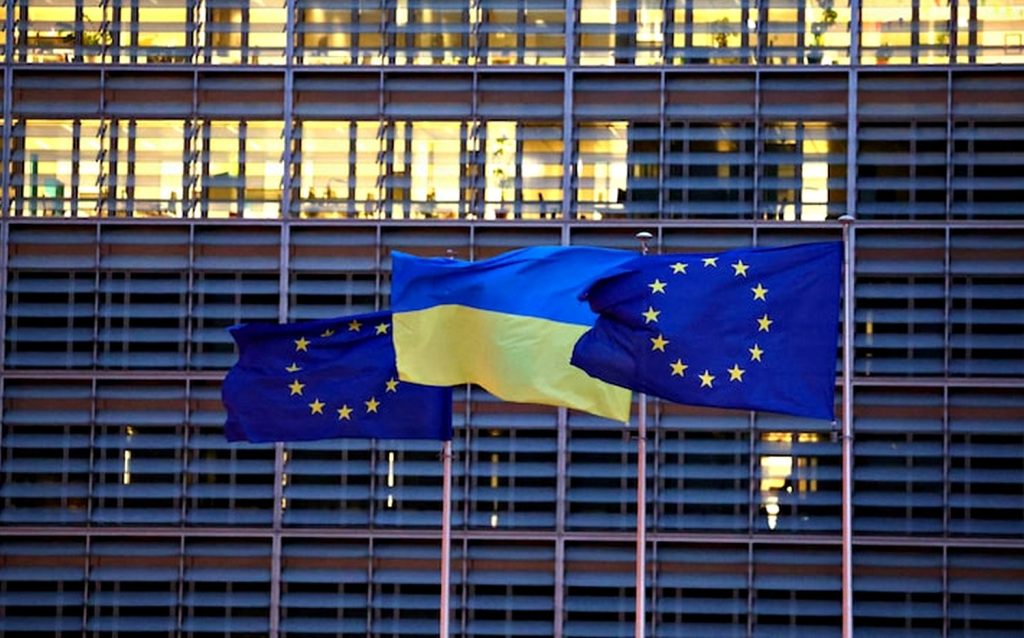 Україна наблизилася до вступу в ЄС, але не позбулася корупції — Єврокомісія Прапори ЄС та України.