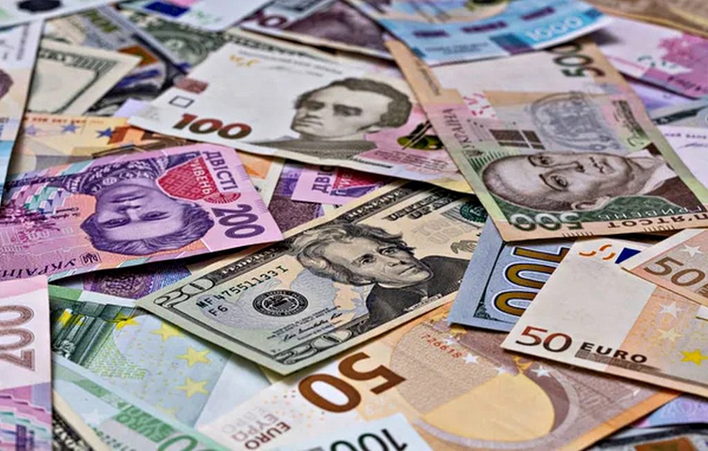 Долари, євро та гривні.