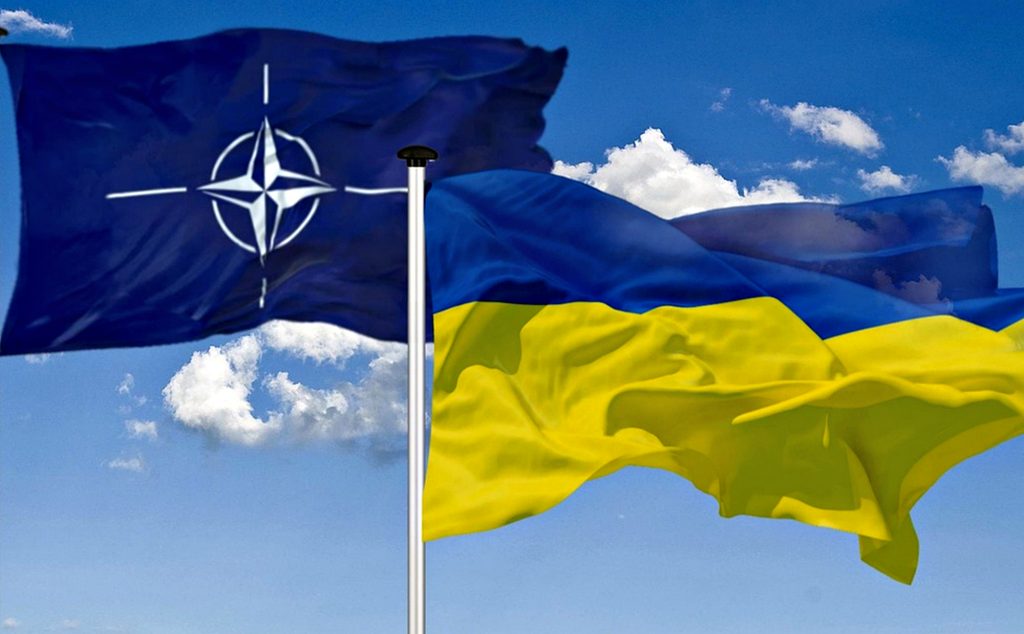 У НАТО заявили, що мають намір підтримувати Україну до встановлення миру Прапори НАТО та України.