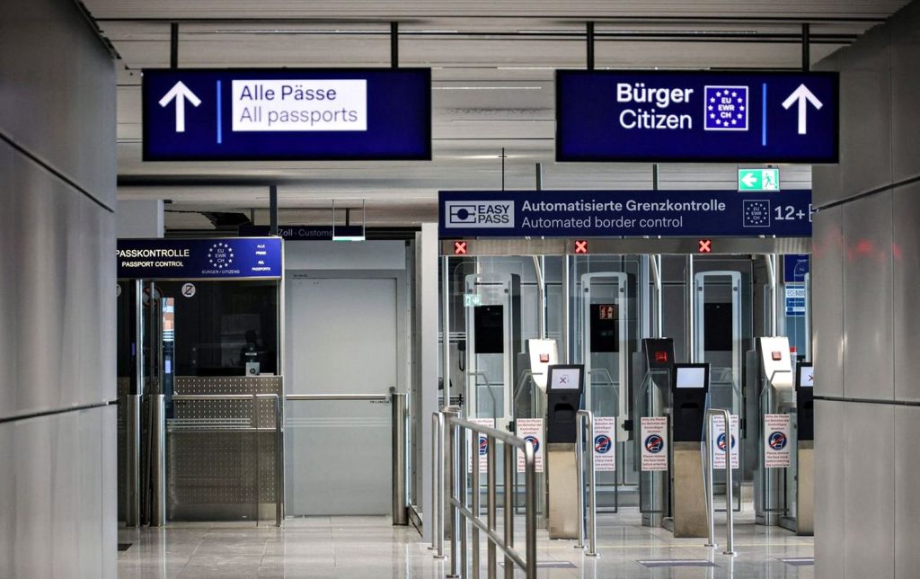 Євросоюз має намір ускладнити отримання мультивіз для росіян Пропускний пункт в Європі.