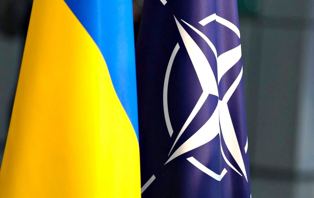 Прапори НАТО та України.