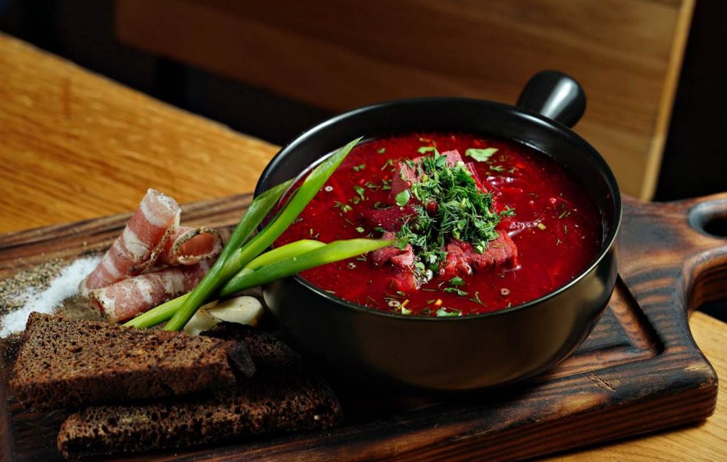 В Україні подешевшав «борщовий набір»: як зміниться вартість картоплі, цибулі та буряка взимку Борщ.