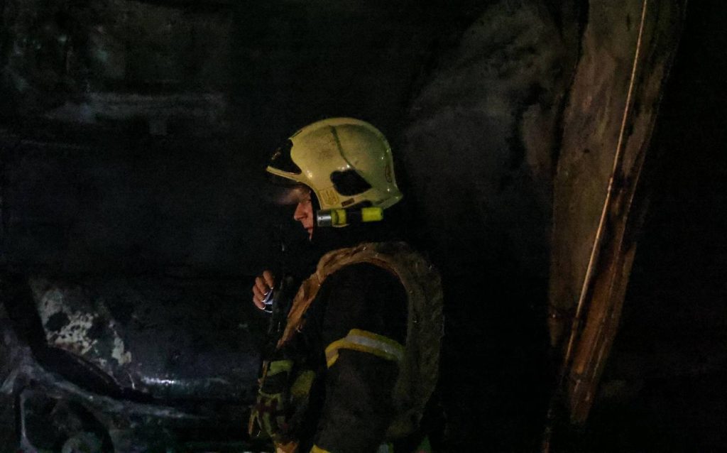 У ДСНС показали наслідки ранкової атаки РФ на Київ (ФОТО) Рятувальники.