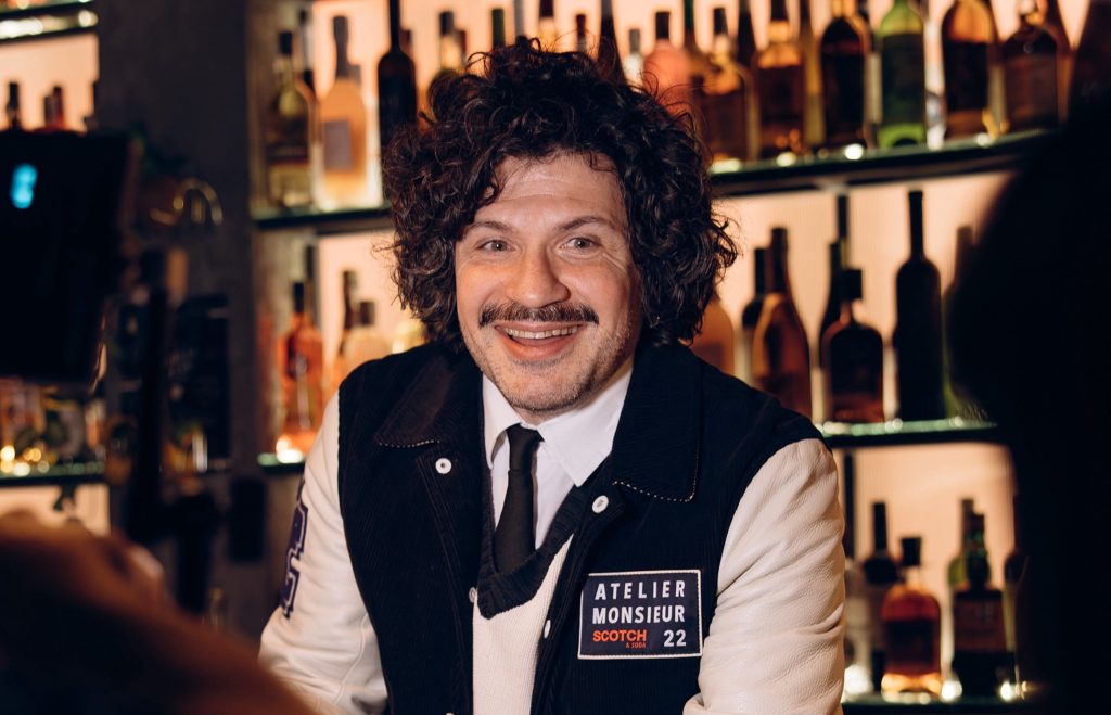 Ховаючи колишню