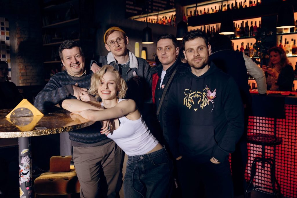 Ховаючи колишню