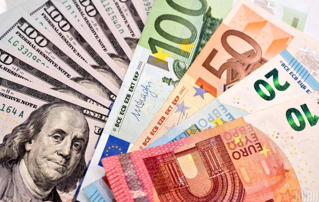 Долари та євро.