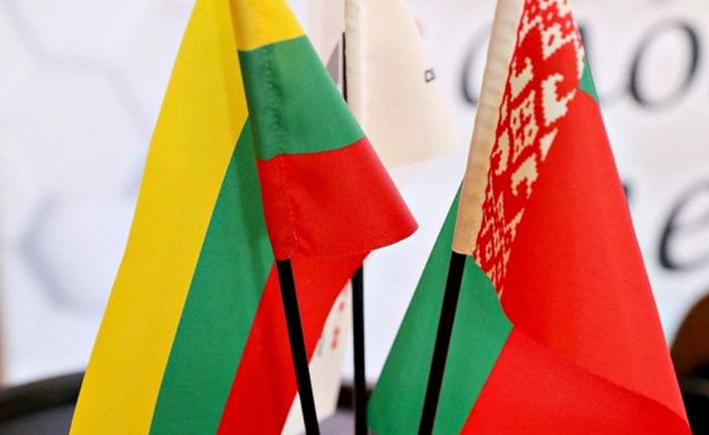 Прапори Литви та Білорусі.