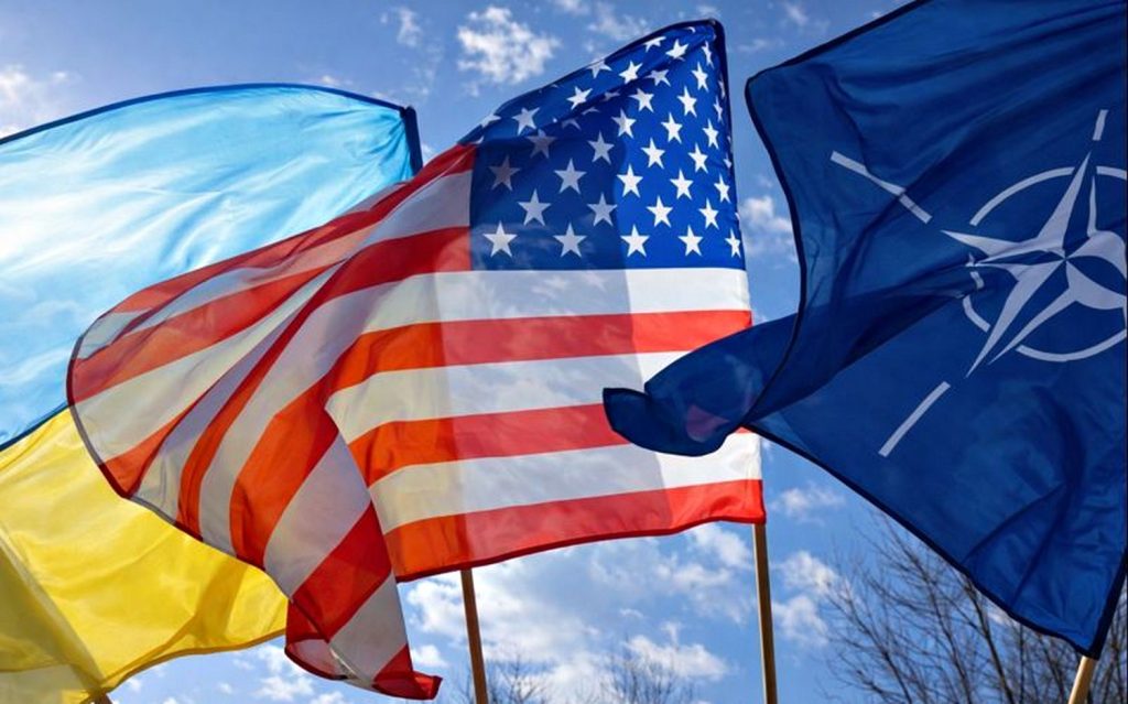 Прапори України, США та НАТО.
