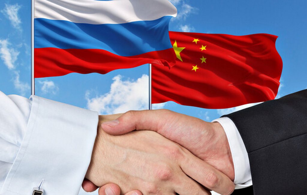 Прапори Китаю та РФ.