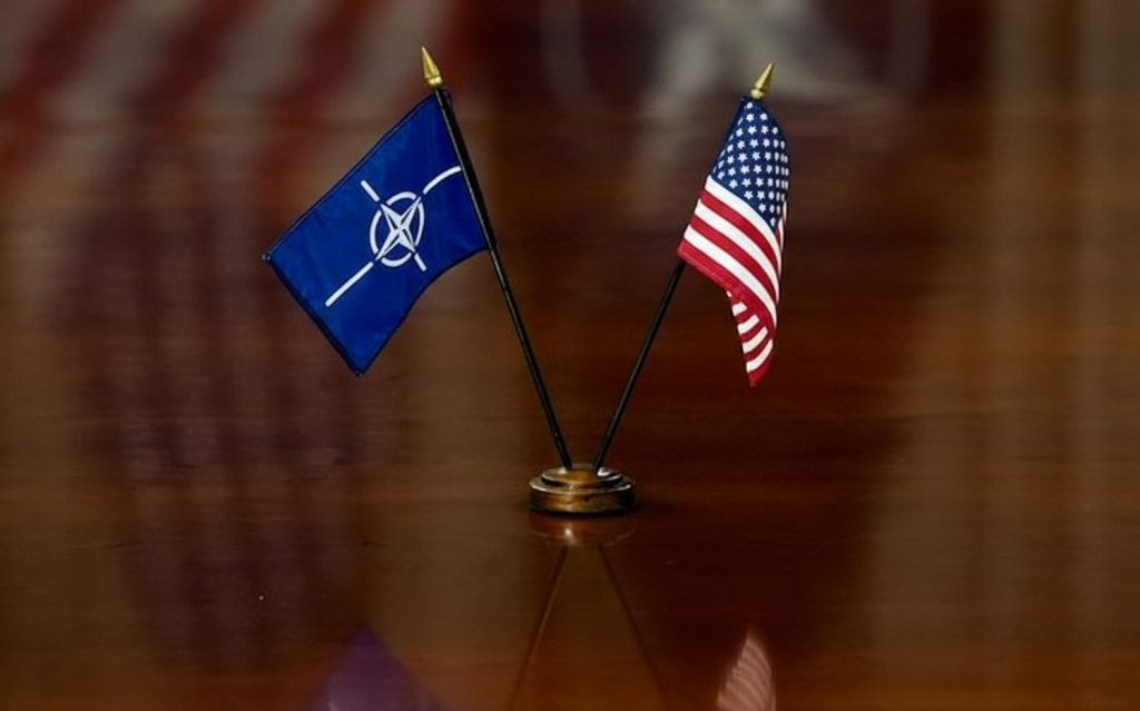 Прапори НАТО і США.
