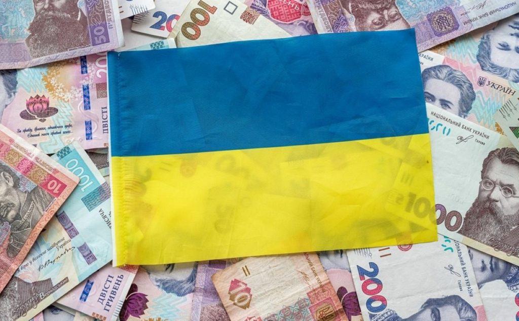 Гривні та прапор.