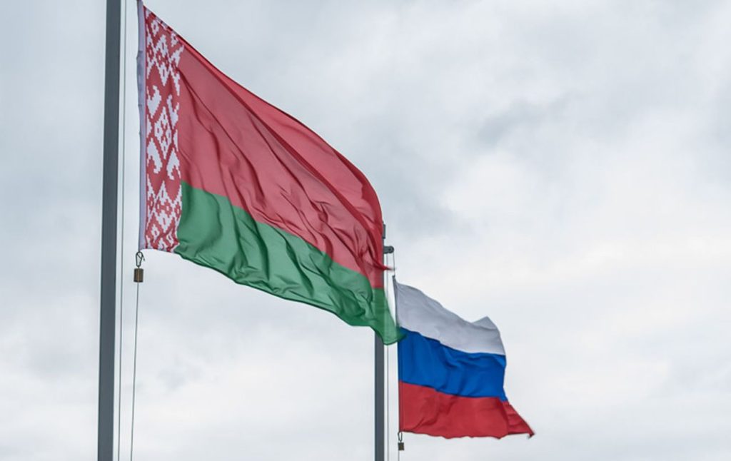Прапори РФ та Білорусі.