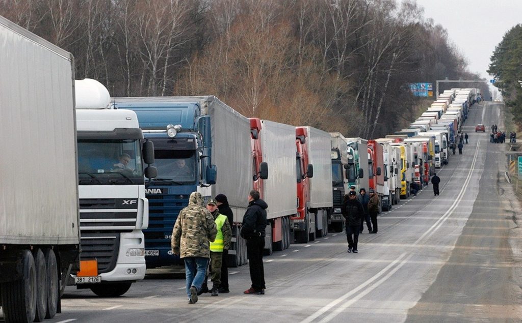 Вантажівки на кордоні.