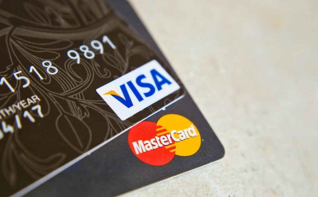 Картки Visa та Mastercard.