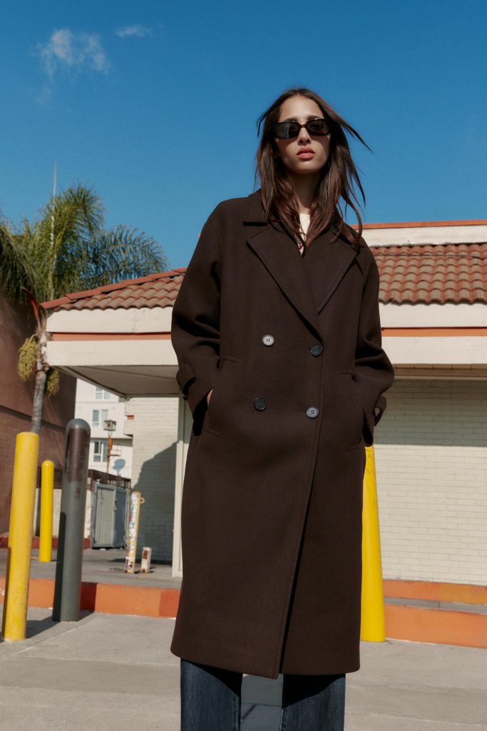 жінка в темно-коричневому пальто Zara
