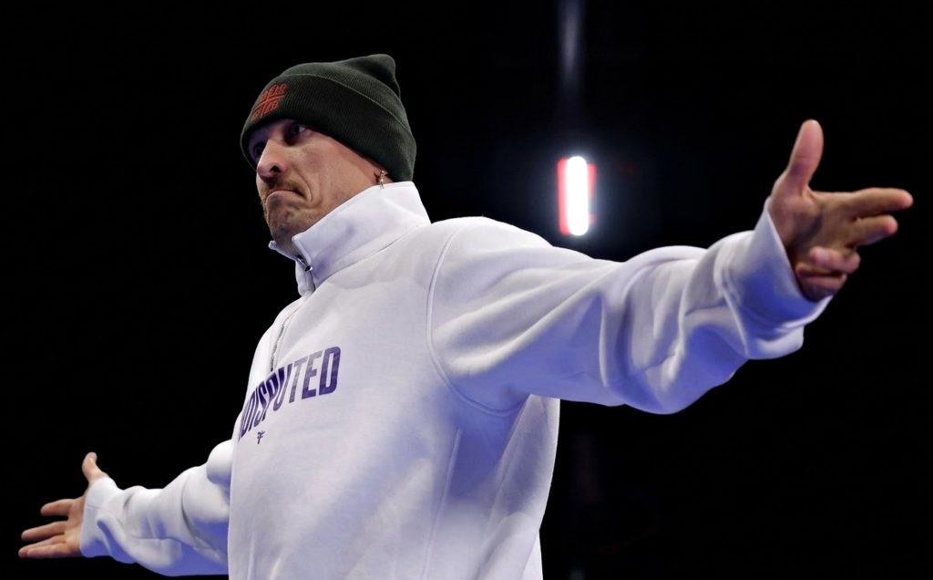 Едвардс закликав відібрати в Усика пояс WBC за «ухилення» від бою з Кабаєлом Олександр Усик.