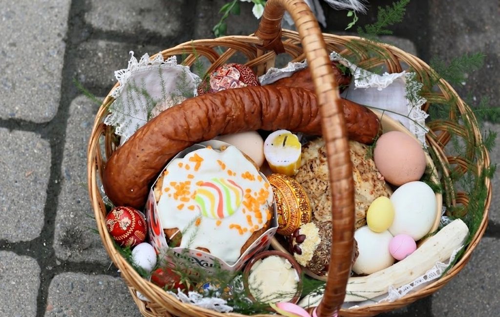 Великодній набір продуктів.