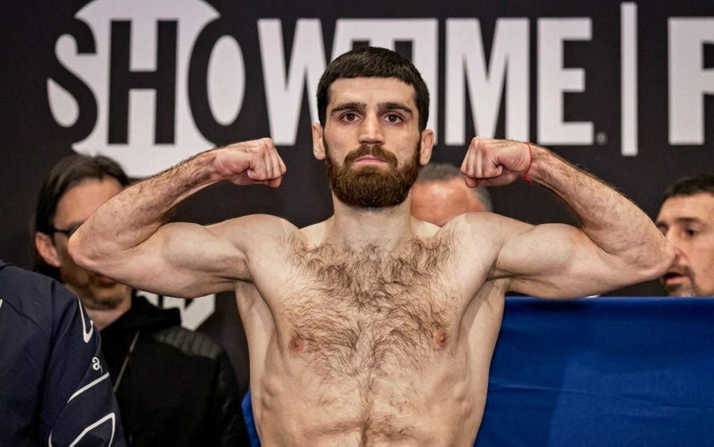 Бій-елімінатор Чухаджян — Донован відбудеться 15 травня в Німеччині: порівняння бійців Карен Чухаджян.