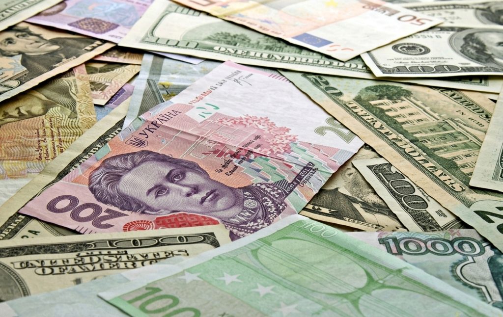 Долари, євро та гривні.