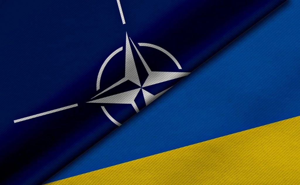 Прапори України та НАТО.