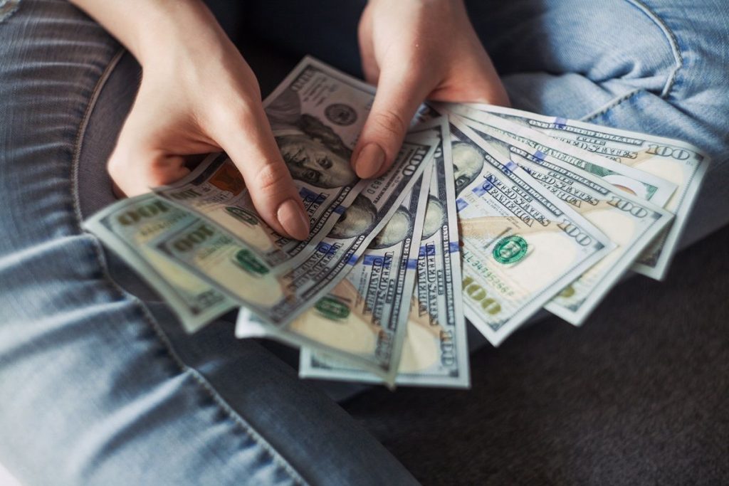 Гранти від Чехії до $4 880: хто з українців може подати заявку на фінансову допомогу Гранти.