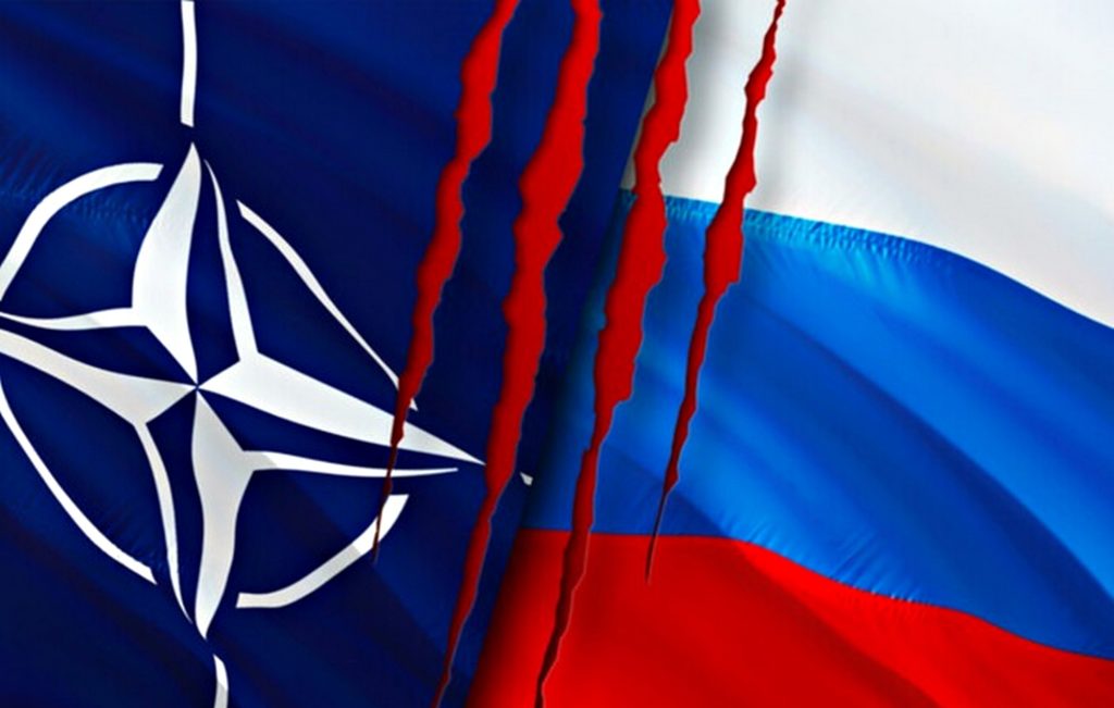 Прапори Росії та НАТО.