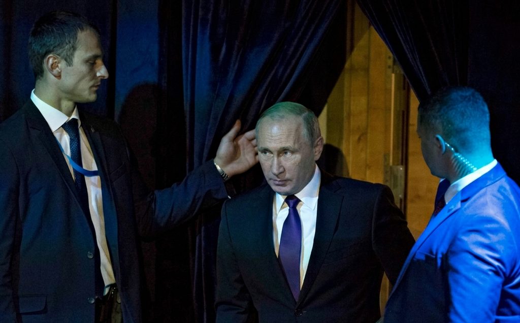 Володимир Путін та охорона.