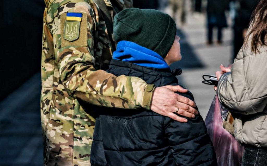 Військовий та сім'я.