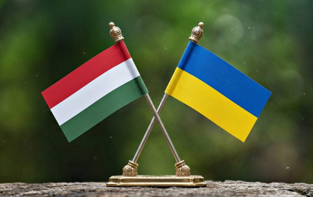 Україна зобов’язана виконати домовленість щодо угорської меншини для євроінтеграції — Орбан Прапори України та Угорщини.