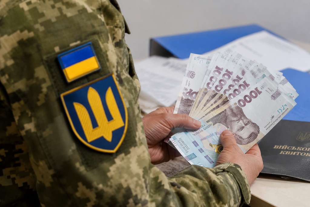 Військовий з грошима.
