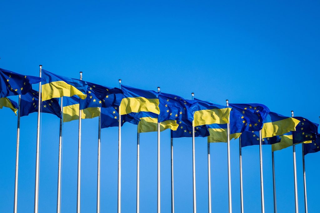 Прапори ЄС та України