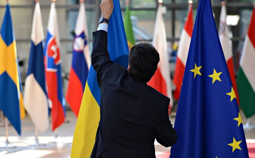 Прапори України та Європейського Союзу.