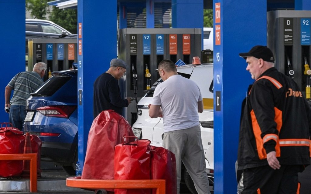 У РФ різко подорожчав бензин після ударів України: ISW порівняв вартість пального до та під час кризи АЗС у РФ.