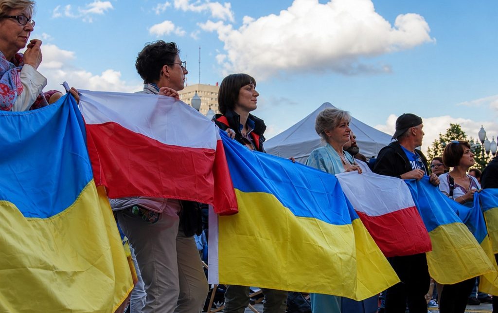 Прапори Польщі та України.