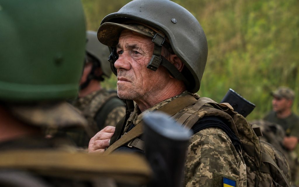 Військові України можуть вийти на пенсію в 45 років: вимоги та підстави у 2026 році Літній військовий.