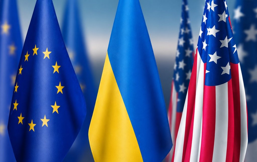 Прапори ЄС, України та США.