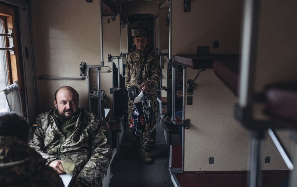 Військові у потязі.
